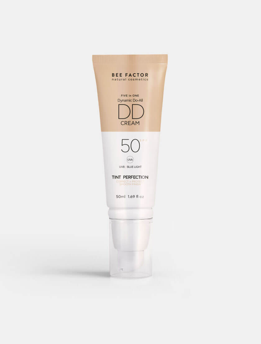Φωτογραφία της 5 in 1 DD Κρέμας Προσώπου SPF50 Shade 01 από την Bee Factor για προστασία από τις UV ακτίνες και μπλε φως. Η κρέμα προσφέρει κάλυψη και φροντίδα για όλους τους τύπους δέρματος, με φυσική απόχρωση και προστασία από την ηλιακή ακτινοβολία. Διαθέσιμη στο Eiria Cosmetics.