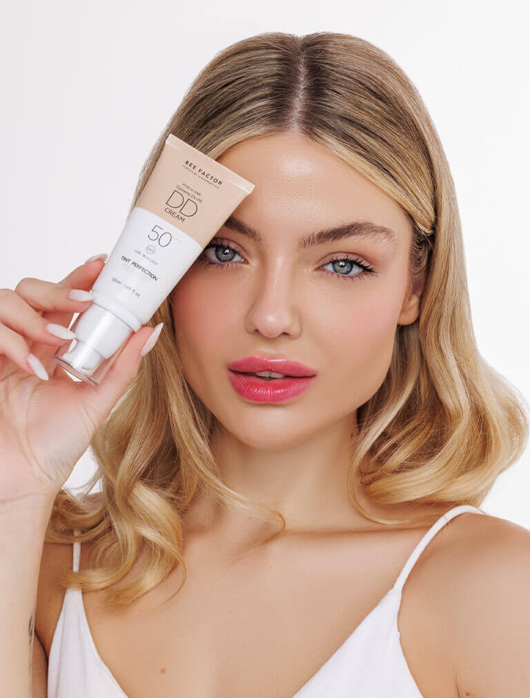 Η 5 in 1 DD Κρέμα Προσώπου SPF50 Bee Factor, για προστασία από UVB, UVA και μπλε ακτινοβολία, στην απόχρωση Shade 01. Ιδανική για όλους τους τύπους δέρματος, με τελειοποιημένο φινίρισμα και προστασία SPF 50. Διαθέσιμη στο Eiria Cosmetics.