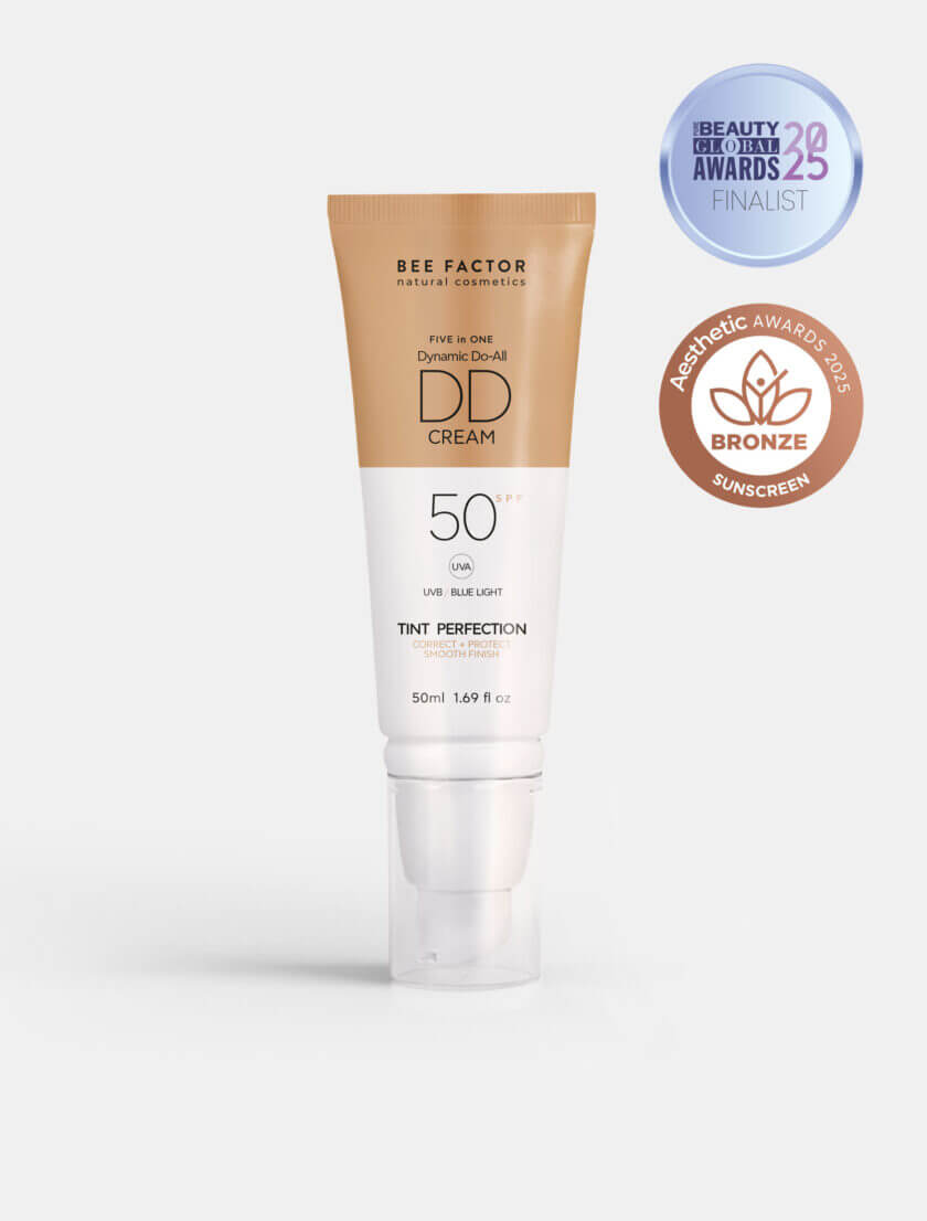 Η κρέμα προσώπου 5 in 1 DD SPF50, από την Bee Factor, σε απόχρωση 02, για προστασία από UVB και μπλε φως. Φινίρισμα φυσικής κάλυψης και αναγνώριση για την ποιότητά της με τη διάκριση Beauty Global Awards 2025 - Finalist και Aesthetic Awards 2025 - Bronze. Διαθέσιμη στο Eiria Cosmetics.