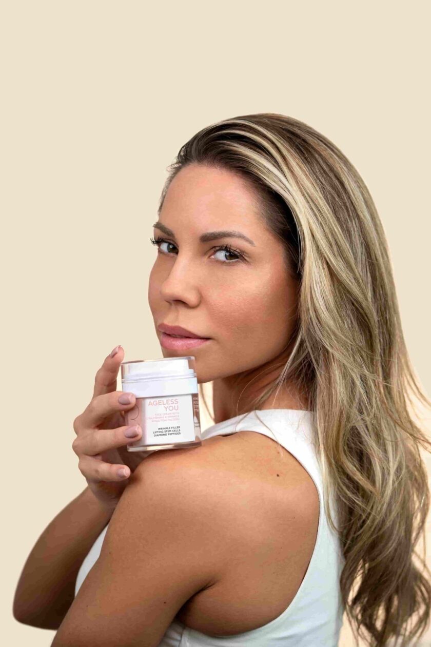 Γυναίκα κρατά την κρέμα προσώπου Ageless You της Bee Factor με απαλό ροζ χρώμα – προϊόν άμεσης σύσφιξης και αντιγήρανσης, διαθέσιμο στο Eiria.