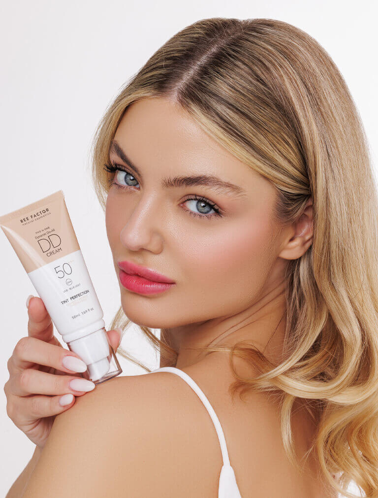 Η 5 in 1 DD Κρέμα Προσώπου SPF50 από την Bee Factor, στην απόχρωση Shade 01, εφαρμόζεται στο δέρμα για προστασία από την UVB, UVA και μπλε ακτινοβολία. Η κρέμα προσφέρει τέλειο φινίρισμα και προστασία από την ηλιακή ακτινοβολία, ιδανική για όλους τους τύπους δέρματος. Διαθέσιμη στο Eiria Cosmetics.