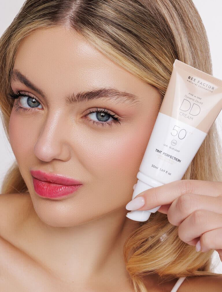 Η 5 in 1 DD Κρέμα Προσώπου SPF50 Bee Factor στην απόχρωση Shade 01, προσφέρει προστασία από UVB, UVA και μπλε ακτινοβολία. Ιδανική για όλους τους τύπους δέρματος, με τελειοποιημένο φινίρισμα και προστασία SPF 50. Βραβευμένη με Finalist στα Beauty Global Awards 2025 και Bronze στα Aesthetic Awards 2025 για την κατηγορία Sunscreen. Διαθέσιμη στο Eiria Cosmetics.