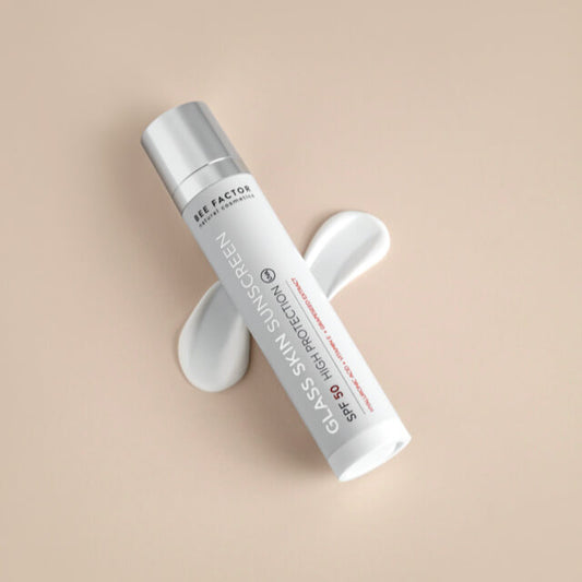Αντηλιακή κρέμα προσώπου Glass Skin Sunscreen SPF50 από τη Bee Factor με βιταμίνη Ε, υαλουρονικό οξύ και εκχύλισμα σταφυλιού, για λάμψη χωρίς λιπαρότητα και προστασία από UVA/UVB – διαθέσιμη στο eiria.gr