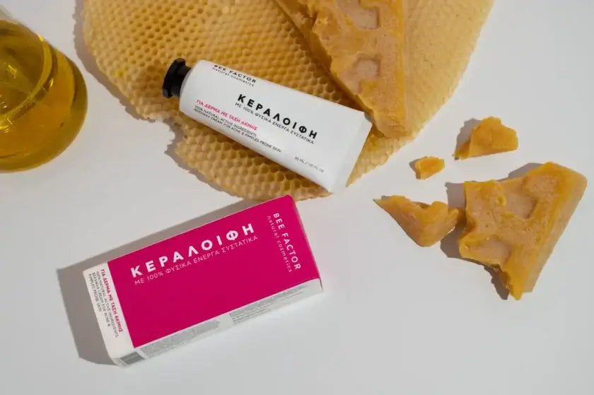 Κεραλοιφή Bee Factor για δέρμα με τάση ακμής, με 100% φυσικά ενεργά συστατικά — συσκευασία και σωληνάριο πάνω σε κερί μέλισσας και λάδι, ιδανική για φυσική περιποίηση επιδερμίδας, διαθέσιμη στο Eiria Cosmetics