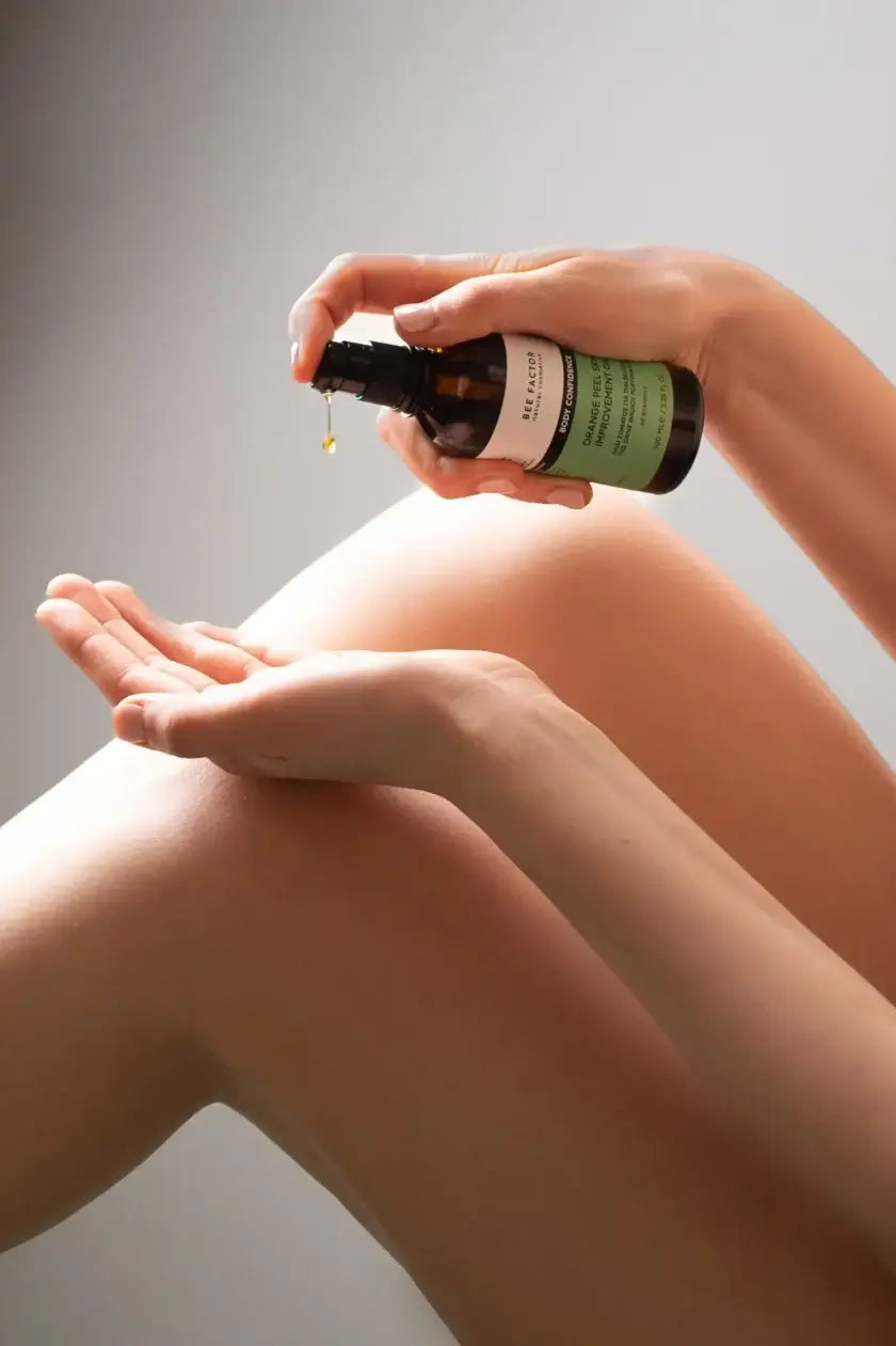 Γυναίκα εφαρμόζει το Bee Factor Body Confidence λάδι κατά της κυτταρίτιδας – φυσικό προϊόν από το eiria.gr για βελτίωση της όψης φλοιού πορτοκαλιού και ενυδάτωση της επιδερμίδας.