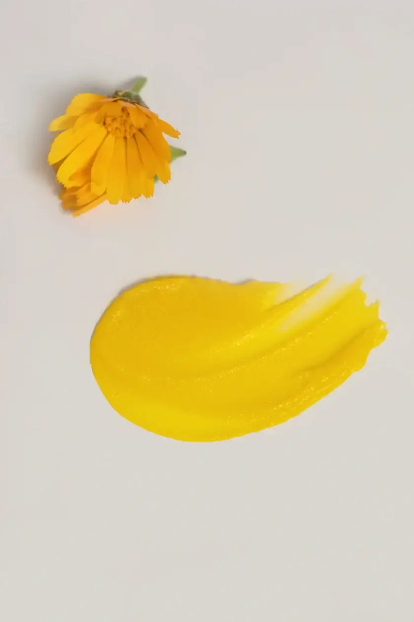 Υφή φυσικής κεραλοιφής  Baby Pure Care Bee Factor για σύγκαμα 6+ μηνών – 100% φυσική φροντίδα για μωρά, με καλέντουλα διαθέσιμη στο Eiria Cosmetics