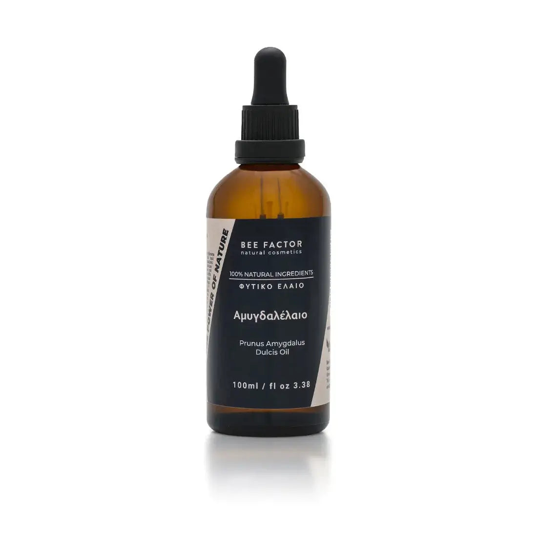 Το αμυγδαλέλαιο της Bee Factor Natural Cosmetics σε κεχριμπαρένια γυάλινη φιάλη 100 ml με μαύρο σταγονόμετρο, σχεδιασμένο με minimal και επαγγελματική αισθητική. Στην μπροστινή ετικέτα διακρίνονται το λογότυπο “Bee Factor natural cosmetics”, η ένδειξη “100% natural ingredients”, η κατηγορία «φυτικό έλαιο», η ονομασία «Αμυγδαλέλαιο» και η λατινική ονομασία “Prunus Amygdalus Dulcis Oil”. Το προϊόν απεικονίζεται μετωπικά, μόνο του, σε καθαρό ανοιχτόχρωμο φόντο, αποπνέοντας αίσθηση φυσικότητας, καθαρότητας και 