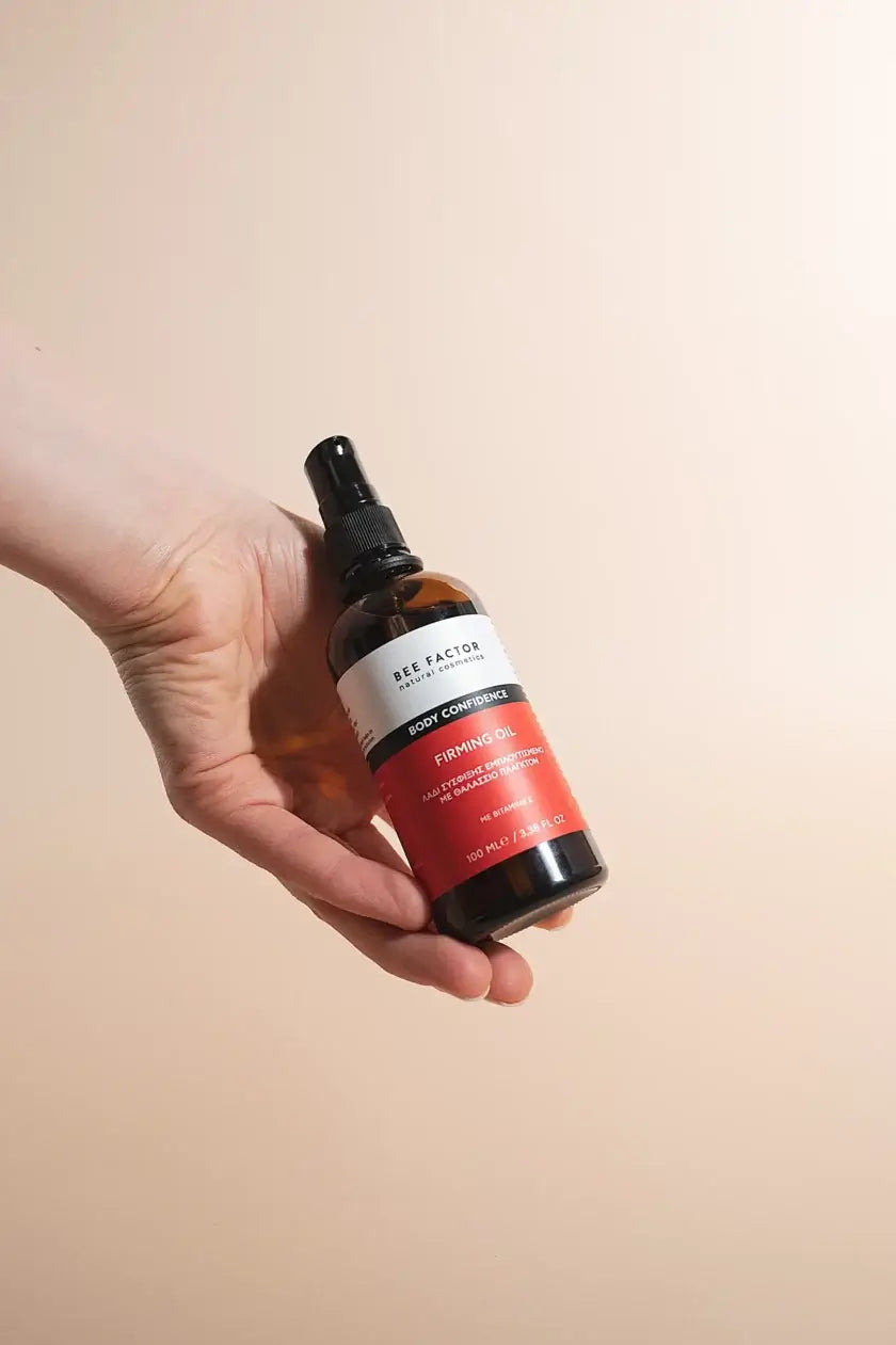 Γυναικείο χέρι κρατά το Bee Factor Body Confidence Firming Oil – φυσικό λάδι σώματος για σύσφιξη και μείωση της κυτταρίτιδας με θαλάσσιο πλαγκτόν και βιταμίνη Ε, διαθέσιμο στο eiria.gr.