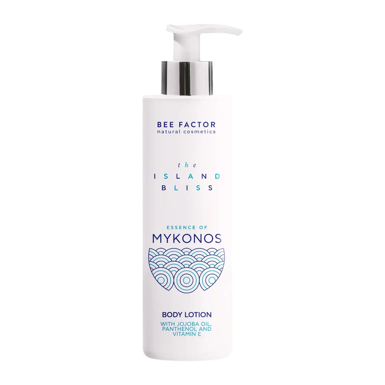 Alt text: Το Essence of Mykonos Body Lotion της συλλογής The Island Bliss από τη Bee Factor Natural Cosmetics, σε λευκή φιάλη με αντλία και ασημί λεπτομέρεια στο επάνω μέρος. Στην μπροστινή όψη διακρίνονται το λογότυπο “Bee Factor natural cosmetics”, η ονομασία της σειράς “The Island Bliss”, η ένδειξη “Essence of Mykonos” και η κατηγορία “Body Lotion”, μαζί με αναφορά σε jojoba oil, panthenol και vitamin E. Το μπλε διακοσμητικό μοτίβο στο κάτω μέρος της ετικέτας παραπέμπει σε νησιωτική αισθητική και θαλασσι