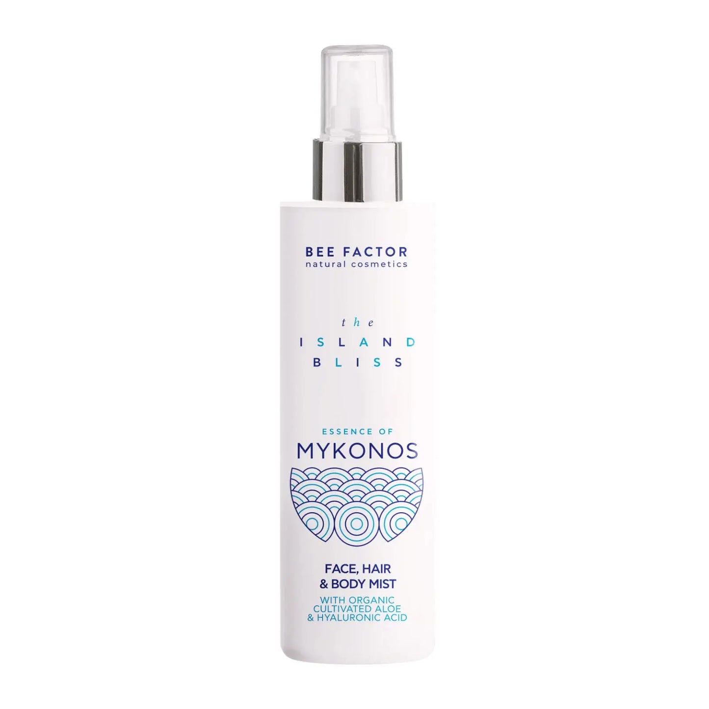Το Essence of Mykonos Face, Hair & Body Mist της συλλογής The Island Bliss από τη Bee Factor Natural Cosmetics, σε λευκή φιάλη spray με διάφανο καπάκι και ασημί λεπτομέρεια στο επάνω μέρος. Στην μπροστινή όψη διακρίνονται το λογότυπο “Bee Factor natural cosmetics”, η ονομασία της σειράς “The Island Bliss”, η ένδειξη “Essence of Mykonos” και η κατηγορία “Face, Hair & Body Mist”, μαζί με αναφορά σε organic cultivated aloe και hyaluronic acid. Το μπλε διακοσμητικό μοτίβο στο κάτω μέρος της ετικέτας παραπέμπει 