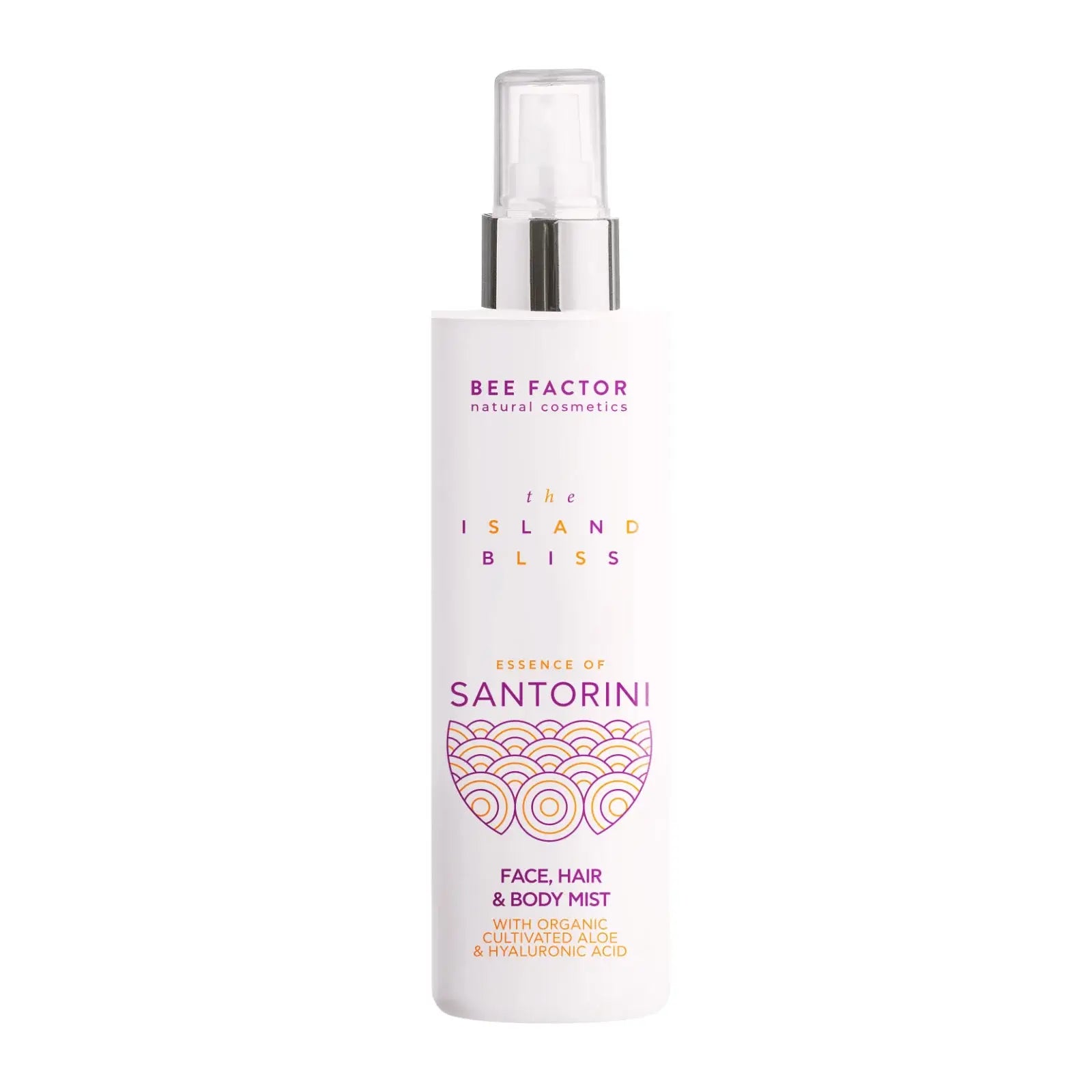 Το Essence of Santorini Face, Hair & Body Mist της συλλογής The Island Bliss από τη Bee Factor Natural Cosmetics, σε λευκή φιάλη spray με διάφανο καπάκι και ασημί λεπτομέρεια στο επάνω μέρος. Στην μπροστινή όψη διακρίνονται το λογότυπο “Bee Factor natural cosmetics”, η ονομασία της σειράς “The Island Bliss”, η ένδειξη “Essence of Santorini” και η κατηγορία “Face, Hair & Body Mist”, μαζί με αναφορά σε organic cultivated aloe και hyaluronic acid. Το διακοσμητικό μοτίβο στο κάτω μέρος της ετικέτας, σε μωβ και 