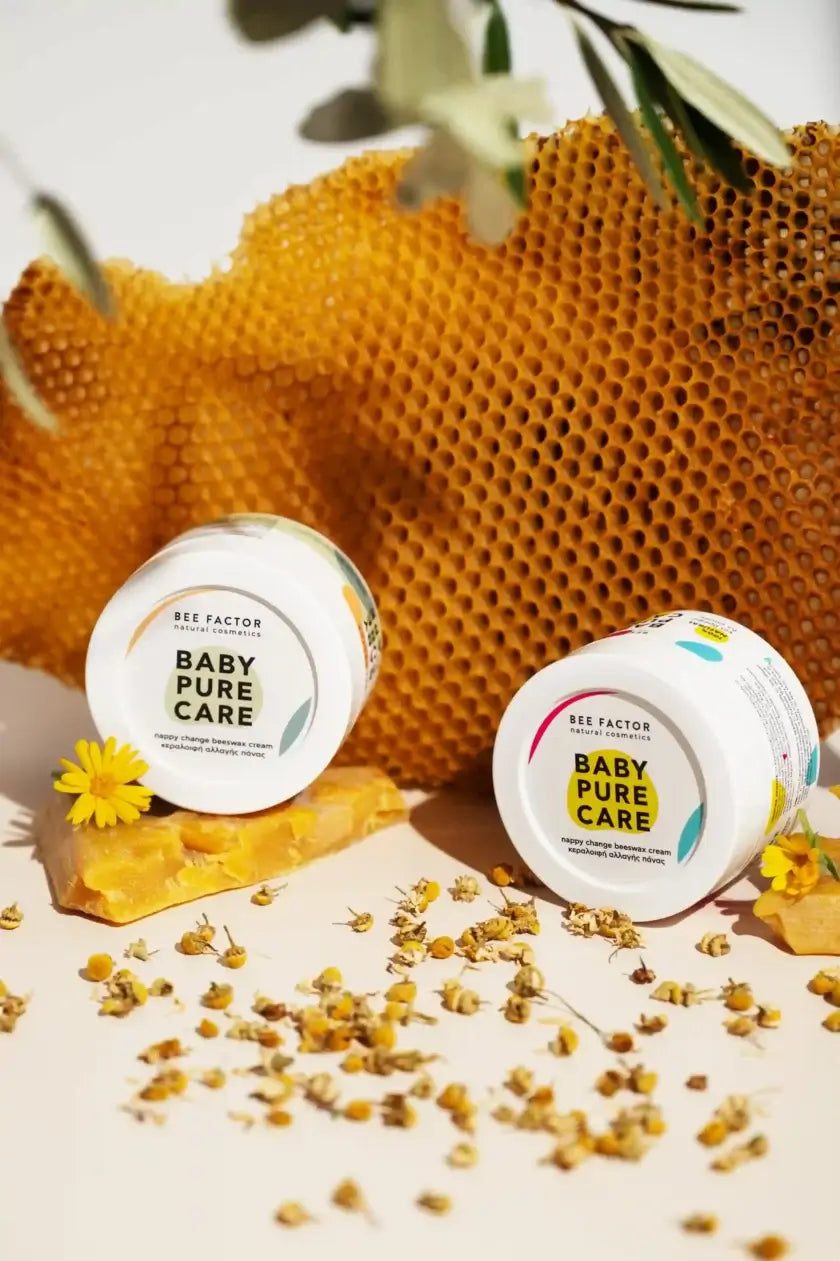 Δυο Κεραλοιφές Baby Pure Care Bee Factor για αλλαγή πάνας 0-6 και 6+ μηνών σε φόντο κηρήθρας, Κεραφοιφή με  100% φυσική σύνθεση με κερί μέλισσας – προστασία από σύγκαμα – ιδανική για το ευαίσθητο δέρμα του μωρού