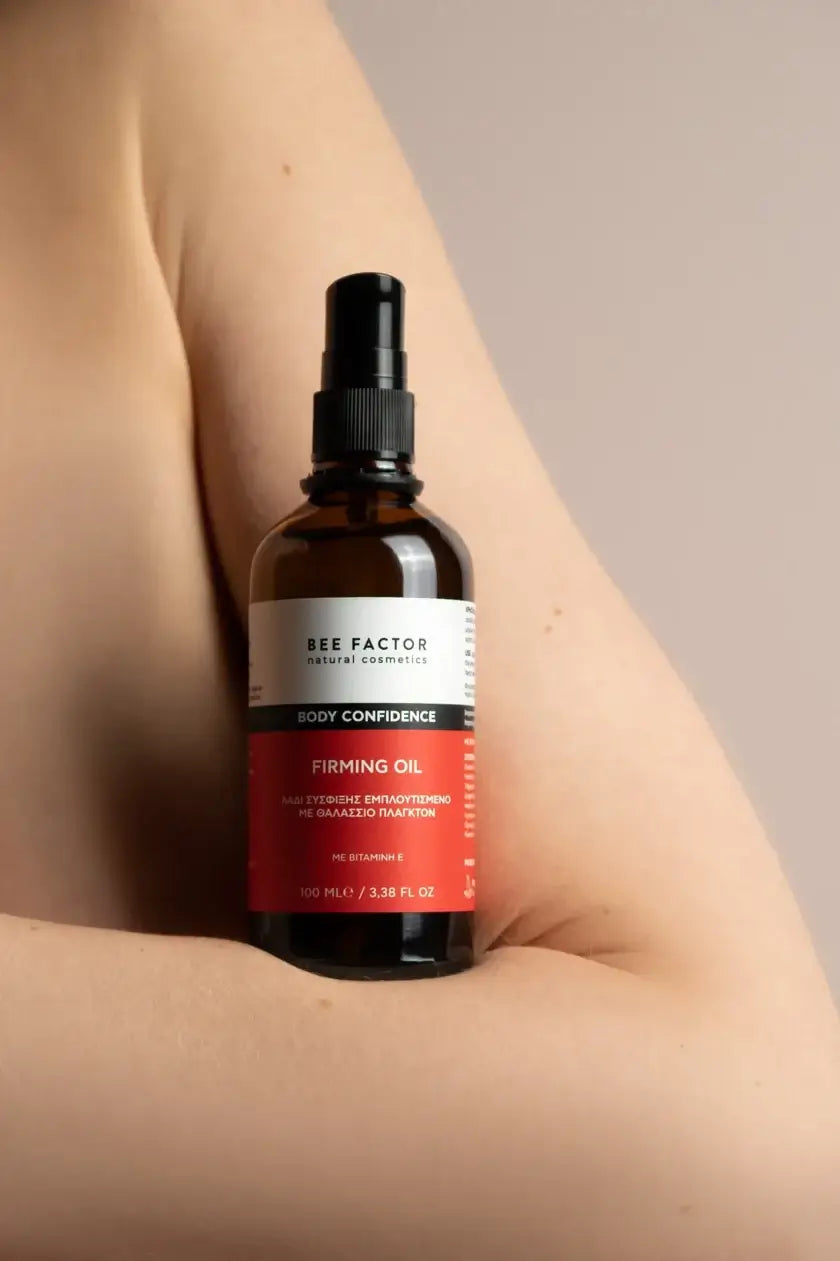 Γυναικείο γυμνό σώμα κρατά το Bee Factor Body Confidence Firming Oil – φυσικό λάδι σύσφιξης και ενυδάτωσης με θαλάσσιο πλαγκτόν και βιταμίνη Ε, ιδανικό για προβολή στο eiria.gr.
