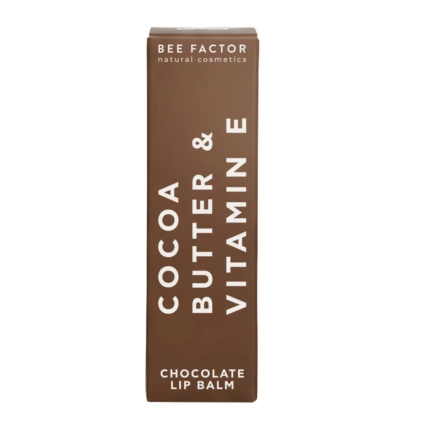 Χάρτινη εξωτερική συσκευασία του Bee Factor Chocolate Lip Balm με βούτυρο κακάο και βιταμίνη Ε, σε καφέ απόχρωση με λευκά γράμματα. Στο επάνω μέρος εμφανίζεται το λογότυπο “Bee Factor natural cosmetics”, ενώ στο κέντρο αναγράφονται κάθετα τα στοιχεία “Cocoa Butter & Vitamin E”. Στο κάτω μέρος αναφέρεται η ονομασία “Chocolate Lip Balm”. Η συσκευασία απεικονίζεται μετωπικά, μόνη της, σε καθαρό λευκό φόντο.