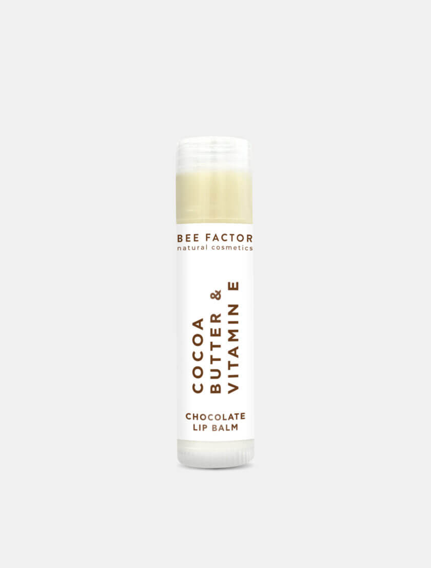Lip Balm Vanilla από Bee Factor σε λευκή minimal συσκευασία με καφέ γράμματα, εμπλουτισμένο με βούτυρο κακάο και βιταμίνη Ε. Φυσική σύνθεση για βαθιά ενυδάτωση, προστασία και ανακούφιση από τα σκασμένα χείλη. Ιδανικό για καθημερινή χρήση και βάση κραγιόν. Διατίθεται στο eiria.gr.