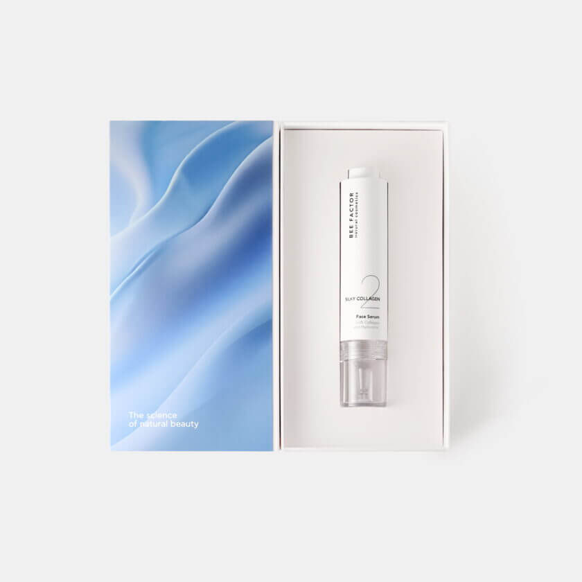 Silky Collagen Face Serum από Bee Factor – ορός προσώπου σε κομψή συσκευασία δώρου με μπλε φόντο, ιδανικός για ενυδάτωση και ελαστικότητα, διαθέσιμο στο eiria.gr.