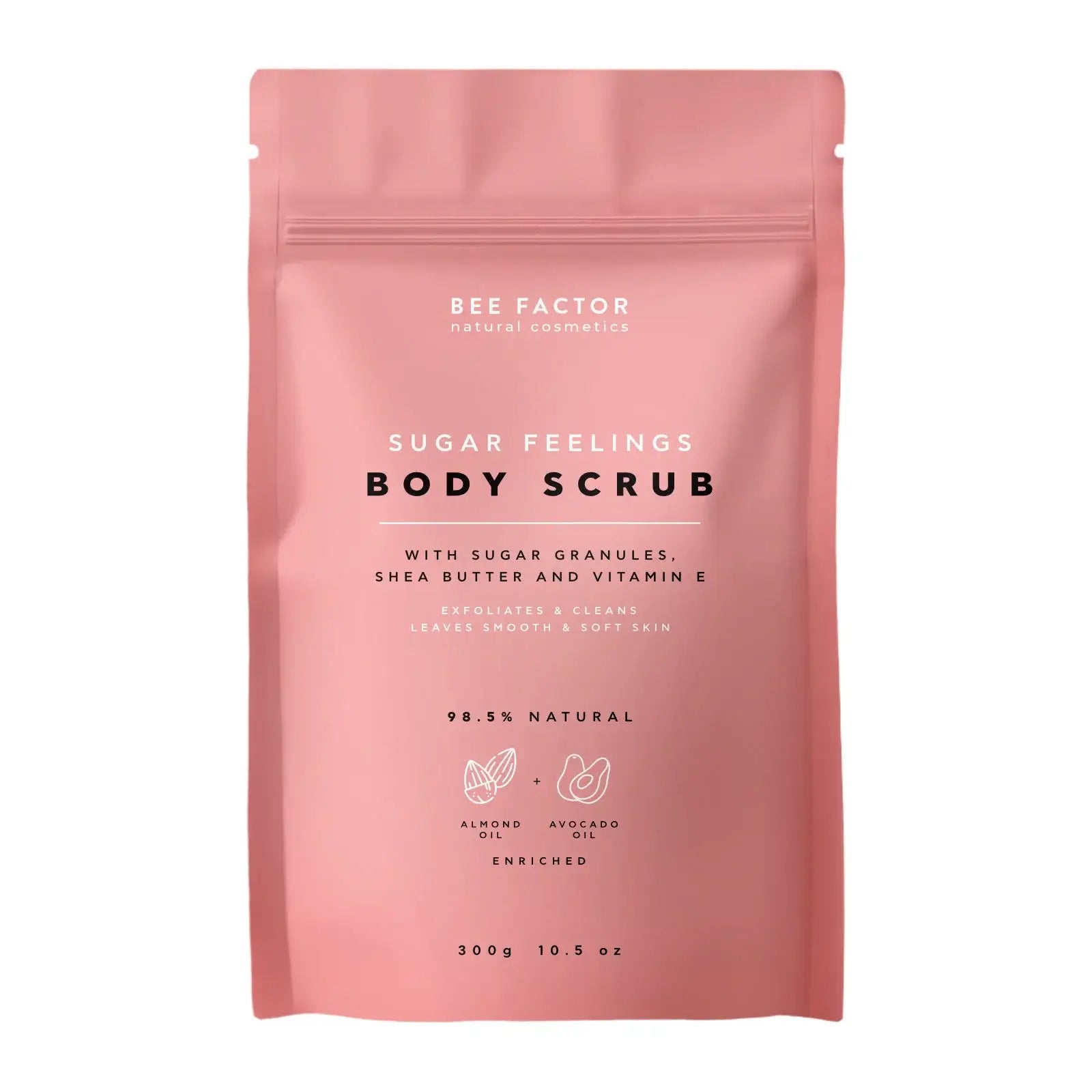 Το Sugar Feelings Body Scrub της Bee Factor Natural Cosmetics σε ροζ ματ συσκευασία τύπου pouch με επανακλειόμενο κλείσιμο, σχεδιασμένη με minimal και μοντέρνα αισθητική. Στην μπροστινή όψη αναγράφονται η ονομασία του προϊόντος, η σύνθεσή του με κόκκους ζάχαρης, βούτυρο καριτέ και βιταμίνη Ε, καθώς και ότι απολεπίζει και καθαρίζει αφήνοντας την επιδερμίδα λεία και απαλή. Η συσκευασία τονίζει επίσης ότι το προϊόν είναι 98,5% φυσικό, εμπλουτισμένο με αμυγδαλέλαιο και έλαιο αβοκάντο, ενώ στο κάτω μέρος αναφέρε