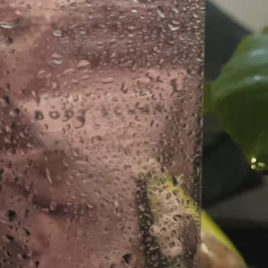 Προωθητικό βίντεο του Sugar Feelings Body Scrub της Bee Factor, με αισθητική spa και αισθησιακές κοντινές λήψεις που αναδεικνύουν τη ροζ, κρυσταλλική και βουτυρένια υφή του scrub. Εμφανίζονται πλάνα του προϊόντος μέσα στη συσκευασία, σκηνές εφαρμογής του scrub με τα χέρια πάνω στο δέρμα και στιγμές με νερό που αποδίδουν αίσθηση καθαρισμού, απολέπισης και φροντίδας σώματος. Στο τέλος προβάλλεται η ροζ συσκευασία του Bee Factor Sugar Feelings Body Scrub, τονίζοντας τον θρεπτικό και απολαυστικό χαρακτήρα του π