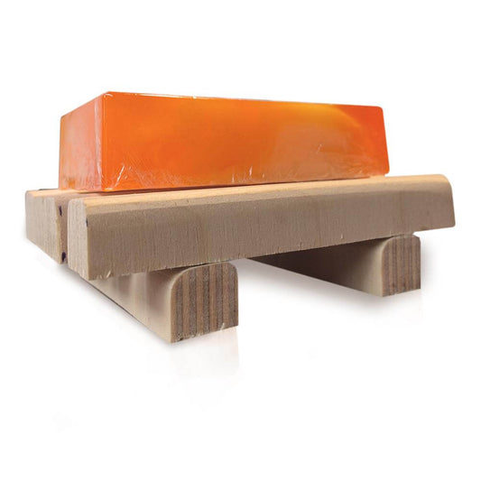 Κοντινή λήψη ξύλινης βάσης σαπουνιού που επιτρέπει σωστή αποστράγγιση και μεγαλύτερη διάρκεια ζωής σαπουνιού